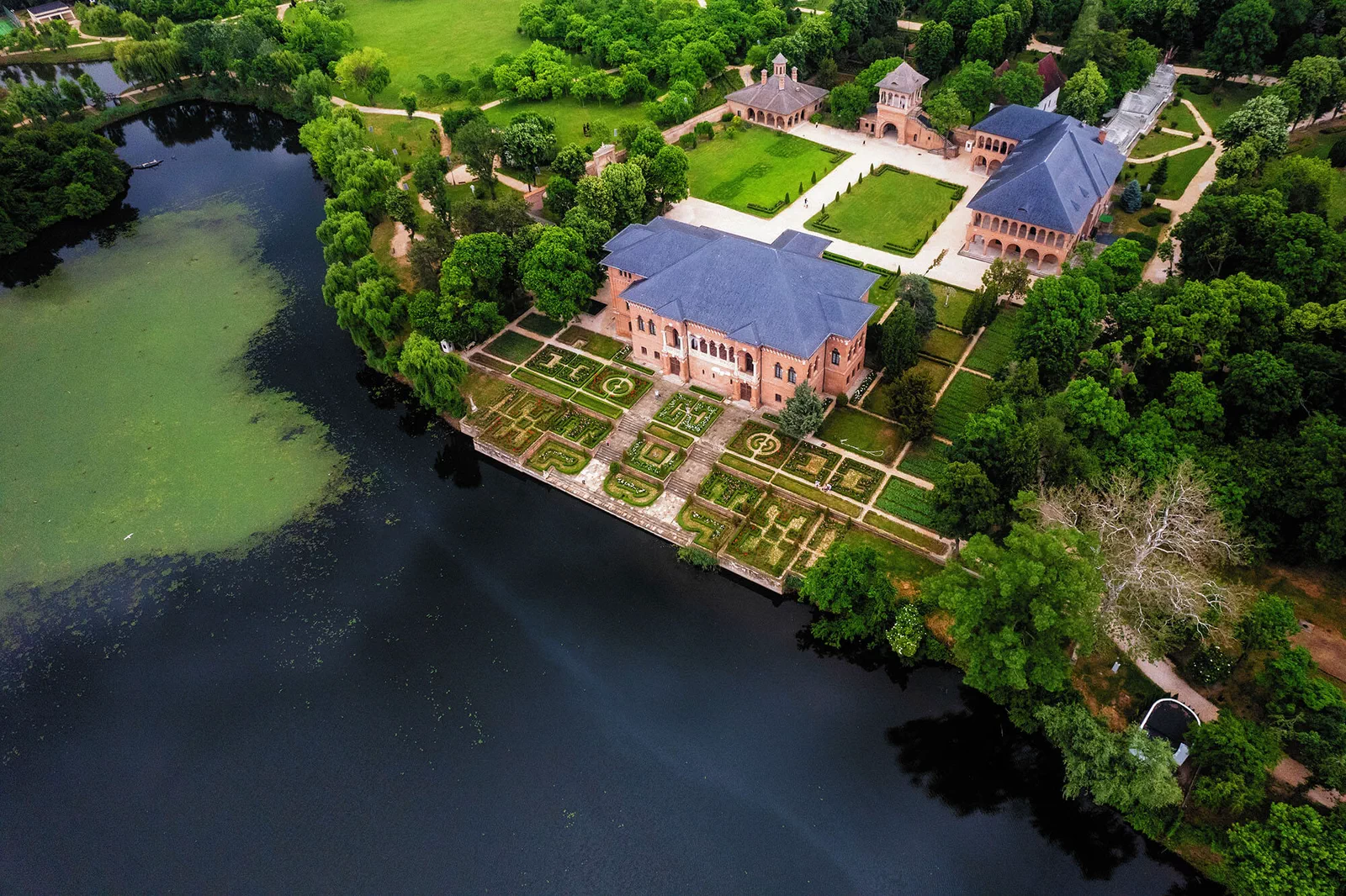Palatul Mogoșoaia și parcul văzute de sus.